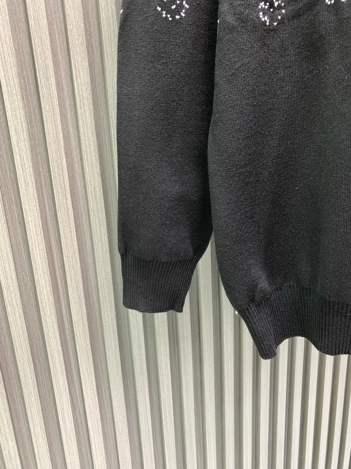 🅿️280 🀄️ LOUIS VUITTON/Louis Vuitton's new autumn and winter SE MONOGRAM gradient crew neck sweater, all-over gradient, collar chain bottom, fully hemmed (high-end) crew neck sweater, simple yet stylish retro, original custom-made high-weight double-ply fabric, the fabric feels solid, very high-quality to use, soft and delicate next to the body, very refined, showing taste, loose OS cut Original fabric that conforms to the current trend aesthetic. The same official style. It feels very comfortable. The latest counters in autumn and winter are synchronized. OS off-shoulder version is fashionable and individual. Super versatile and good-looking. The sweater is very suitable for both men and women. It has a tag, a collar label, and washed wheat. It has three complete labels.